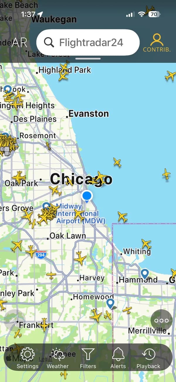 Flightradar24 showing live aircraft over Chicago on a color street map.